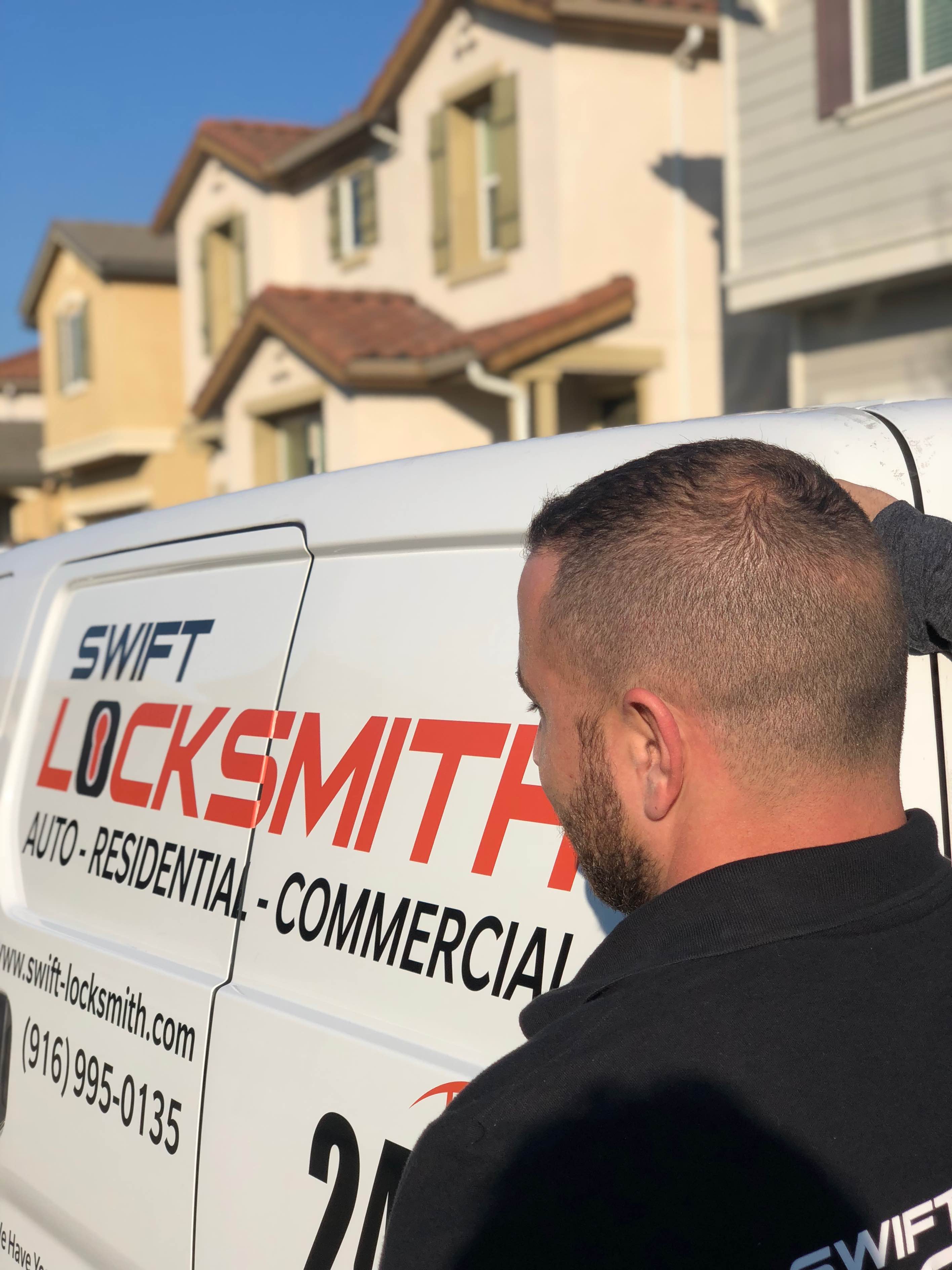 locksmith-car-in-neighborhood