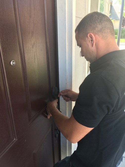 locksmith-picking-door-lock