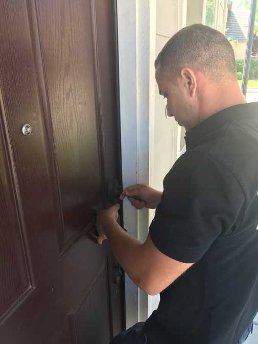 locksmith-picking-door-lock
